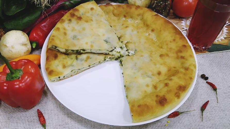 Пирог с курицей и ананасами, 32 см, на деревянной доске