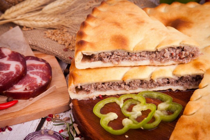 Осетинский пирог с рублёным мясом баранины (Фыдджын), разрез, видна начинка