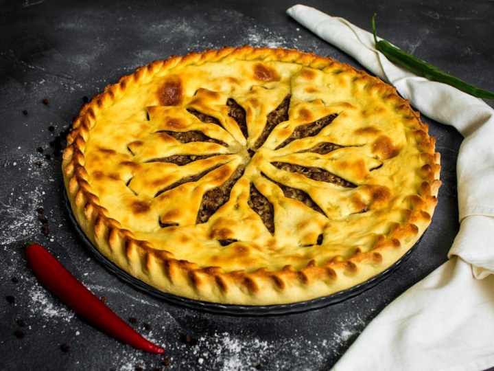 Осетинский пирог с рублёным мясом баранины (Фыдджын), нарезка на порции