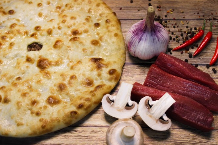 Осетинский пирог с говядиной и грибами, нарезка на порции