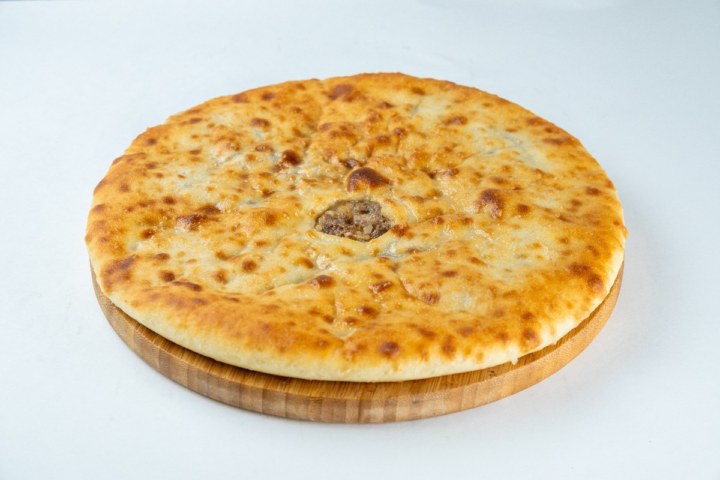 Осетинский пирог с картошкой и мясом, нарезка на порции