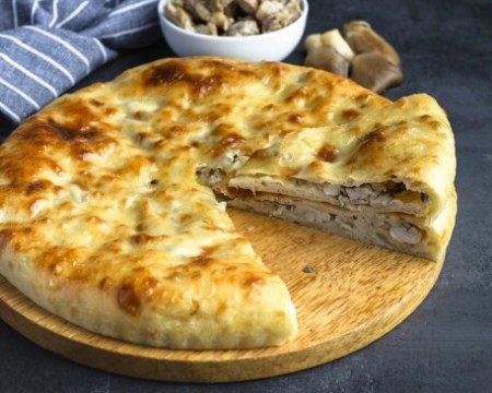 Осетинский пирог с курицей, грибами и сыром, нарезка на порции