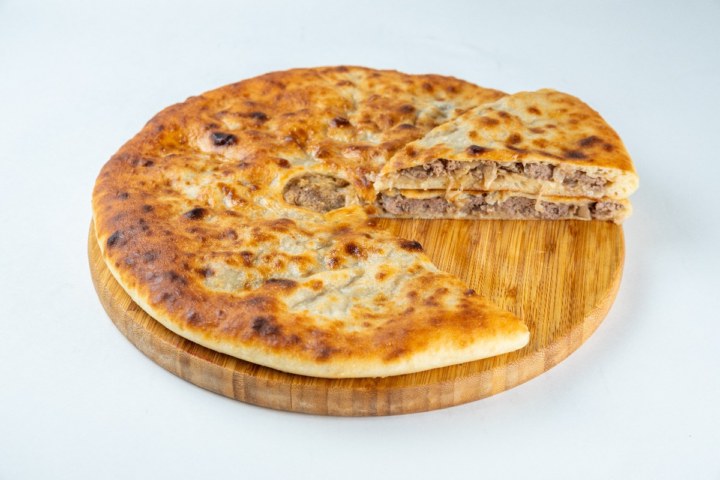 Осетинский пирог с мясом и капустой, нарезка на порции