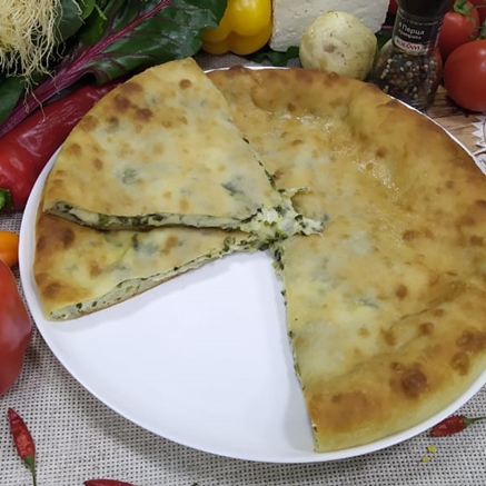 Пирог с мясом, капустой и сыром, 1,25 кг, на тарелке