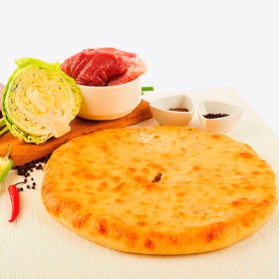 Осетинский пирог с мясом, капустой и сыром, нарезка на порции