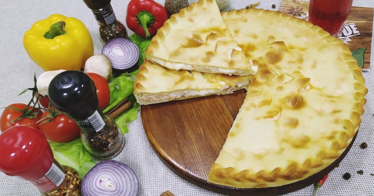 Осетинский пирог с капустой на столе